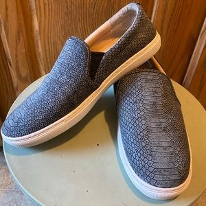 J/slides Slip on alligator texture Velvet slides